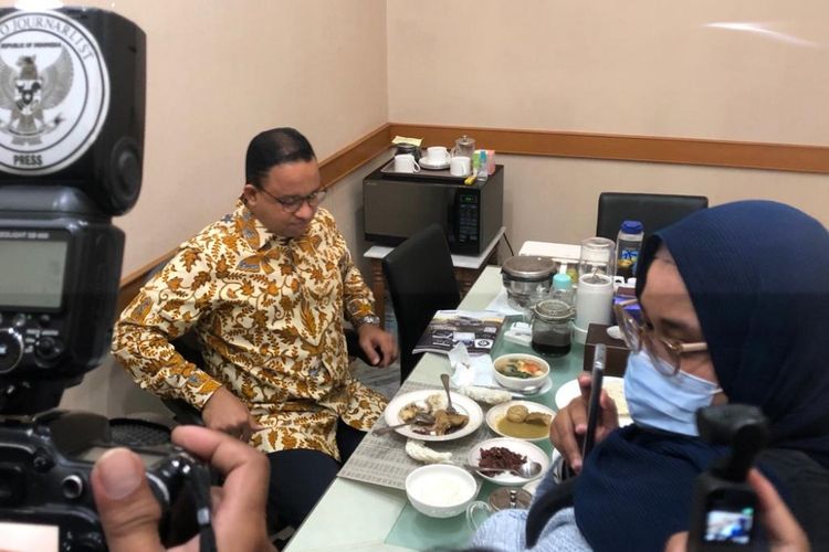 Gubernur DKI Jakarta Anies Baswedan ketika menyantap makanan terakhir sebagai gubernur di Balai Kota DKI Jakarta, Jumat (14/10/2022).