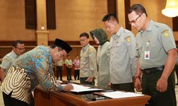 Mentan Amran: Pejabat Kementerian Pertanian Harus Siap Layani Rakyat 24 Jam