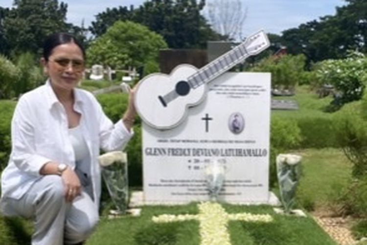Mutia Ayu di makam Glenn Fredly, Jumat (8/4/2022).