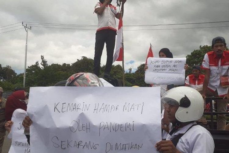 Puluhan Tenaga Kesehatan berdemonstrasi di kantor Bupati SBB, menuntut gaji mereka dibayarkan. 
