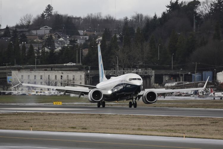 Pesawat generasi terbaru Boeing 737 MAX 8 mendarat di Boeing Field seusai menyelesaikan terbang pertamanya di Seattle Washington, Amerika Serikat, 29 Januari 2016. Pesawat ini merupakan seri terbaru serta populer dengan fitur mesin hemat bahan bakar dan desain sayap yang diperbaharui.