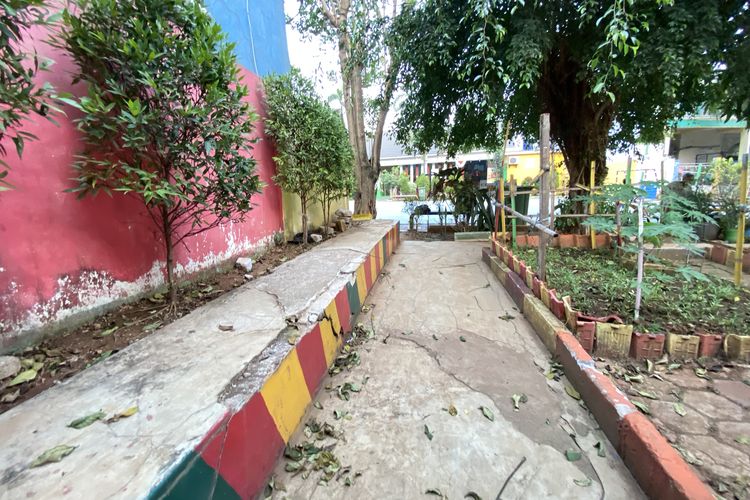 Meski Fasilitas Rusak, Anak-anak Masih Bermain di RPTRA Jatinegara 