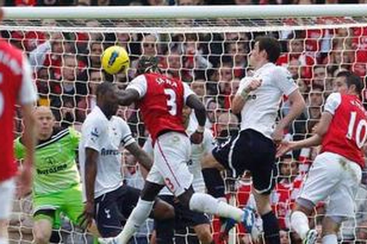 Bek Arsenal, Bacary Sagna (tengah), menyundul bola masuk ke gawang Tottenham Hotspur, pada laga Premier League, di Emirates, Minggu (26/2/2012).