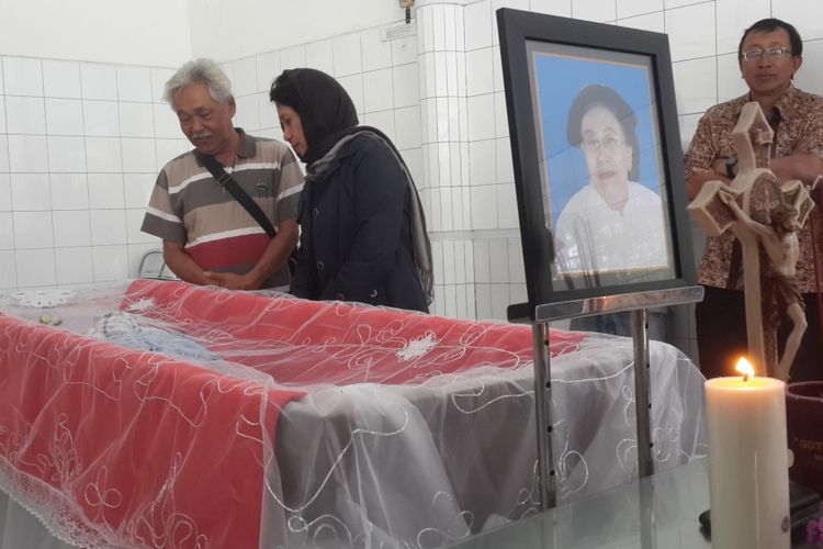 Jenazah Genoneva Misiati, ibu Petrus Bima Anugrah atau Bimo Petrus saat disemayamkan di Yayasan Gotong Royong, Kota Malang, Senin (6/8/2018)