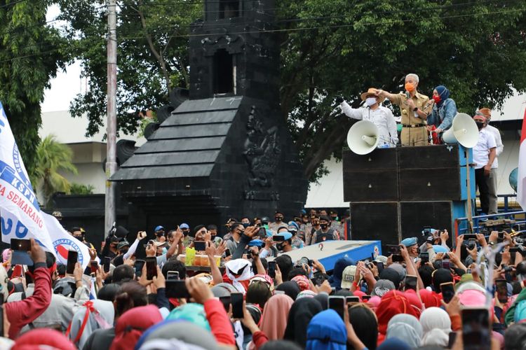 Gubernur Jawa Tengah Ganjar Pranowo temui massa aksi demo tolak Omnibus Law di depan kantornya, Senin (12/10/2020).