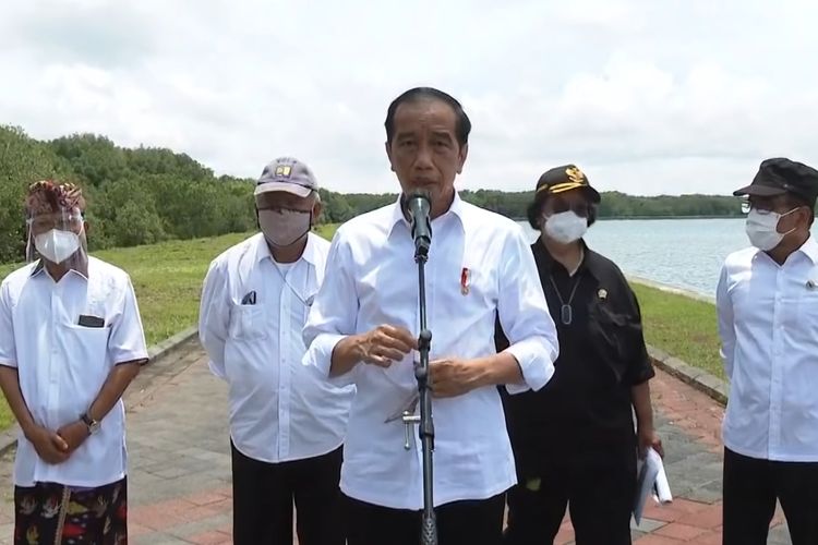 Presiden Joko Widodo saat memberikan keterangan pers di Taman Hutan Raya (Tahura) Ngurah Rai, Denpasar, Kamis (2/12/2021). 