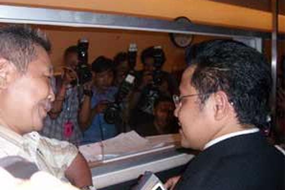 Menakertrans Muhaimin Iskandar berbincang dengan salah satu petugas yang tengah mengurus izin pemakaian tenaga kerja asing di Depnakertrans, Jakarta.