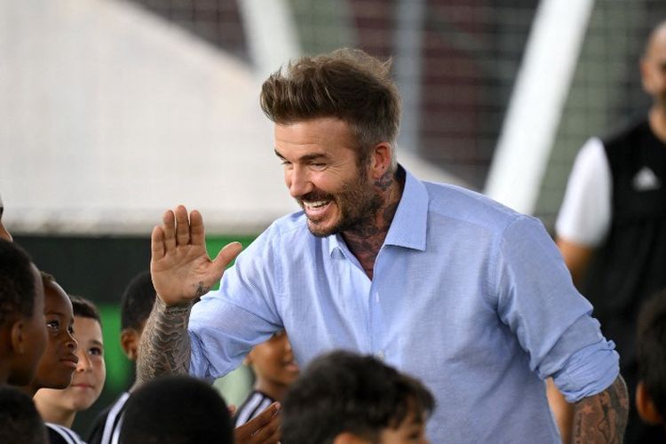 David Beckham menyapa anak-anak dalam acara yang diselenggarakan EA Sports di Aix-en-Provence, Perancis, 21 Juni 2023. Beckham disebut punya peran kunci dalam operasi transfer Lionel Messi ke Inter Miami. (Photo by Nicolas TUCAT / AFP)