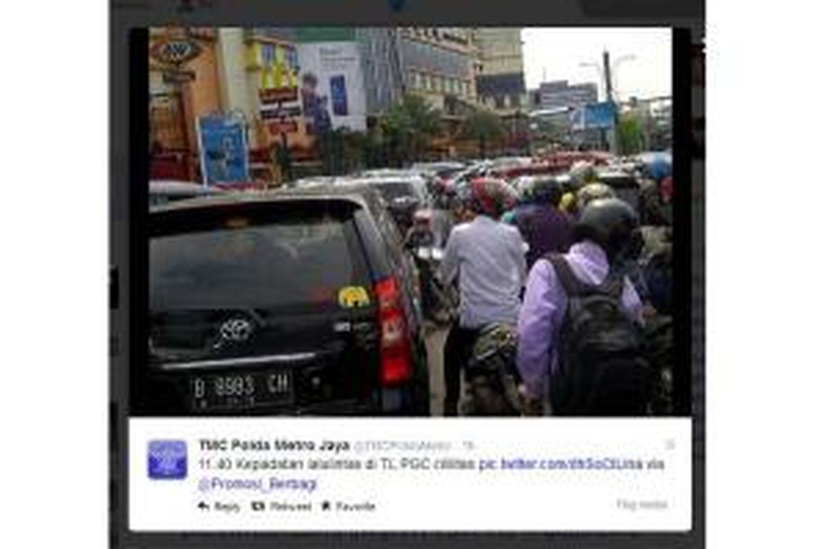 Macet di sejumlah ruas jalan di Jakarta setelah Shalat Id selesai, Senin (28/7/2014).