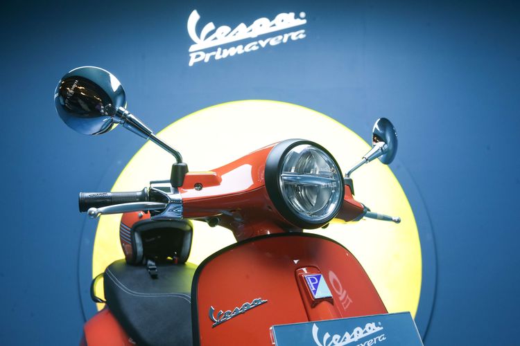 Vespa Primavera Color Vibe warna orange tramonto saat peluncura di Jakarta, Selasa (4/4/2023).  Vespa Primavera Color Vibe hadir dalam dua pilihan warna yaitu orange tramonto dan blue audace.