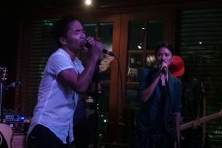 Kaka, vokalis Slank, berduet dengan Titi Rajo Bintang dalam An Evening to Care   Share, acara penggalangan dana bantuan untuk para korban letusan Gunung Kelud, Jawa Timur, yang digelar di BlackCat Jazz & Blues Club, Senayan, Jakarta, Senin (10/3/2014) malam.