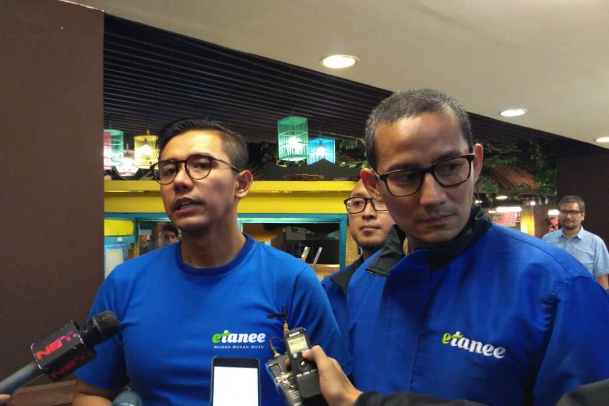 CEO etanee (kiri), Cecep Wahyudin dan wakil gubernur DKI Jakarta terpilih Sandiaga Uno di Pasaraya Blok M, Jakarta Selatan, Kamis (22/6/2017).