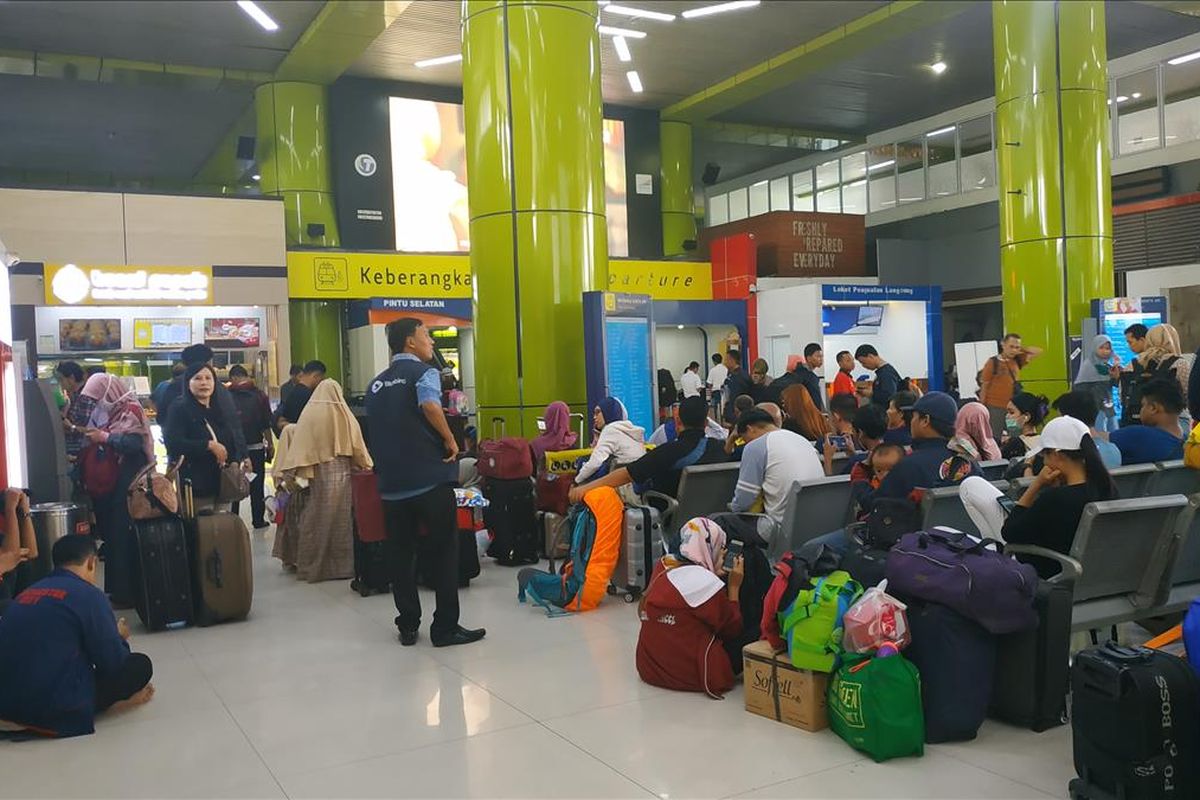 Suasana di Stasiun Gambir, Jakarta Pusat, tampak tak begitu padat pada Senin (3/6/2019) siang, dua hari jelang Lebaran 2019