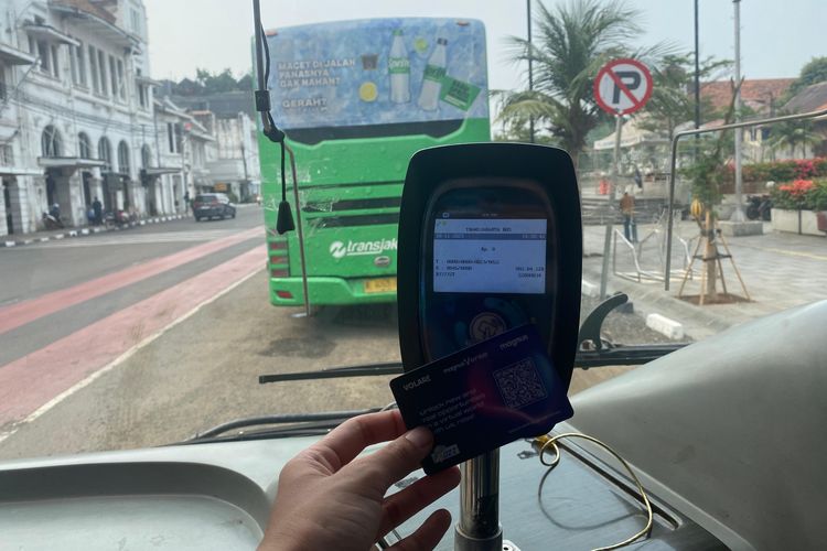 Kartu uang elektronik untuk naik bus wisata Transjakarta. 