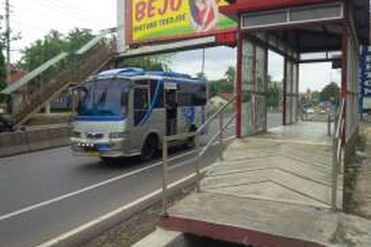 Salah satu shelter BRT diruas jalan Sukarno-Hatta, Bergas,   tepatnya didepan SMAN 1 Bergas, Kabupaten Semarang yang kondisinya   memprihatinkan.