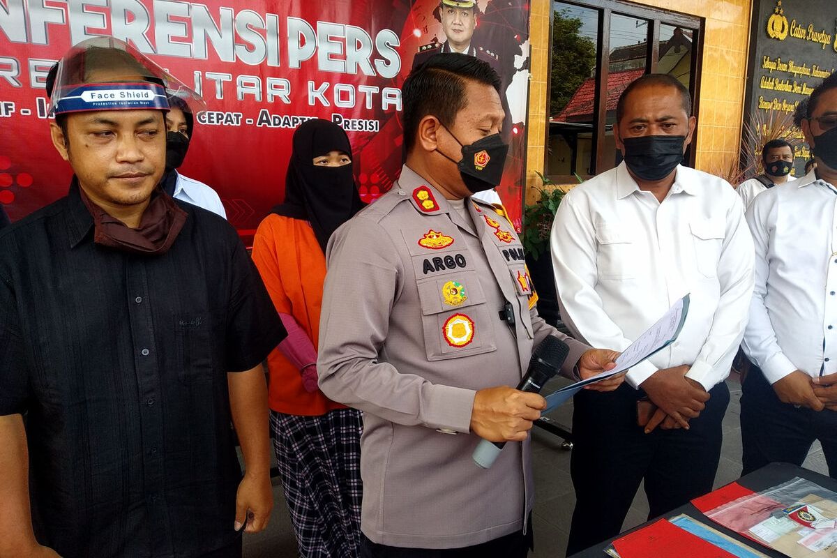 Polisi merilis lengkapnya berkas perkara dugaan tindak pidana korupsi oleh YE (41), bendahara Desa Tuliskriyo, Kecamatan Sanankulon, Kabupaten Blitar, Senin (21/3/2022)