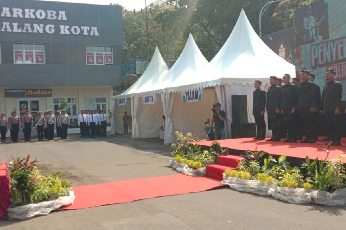 Serah-terima sejumlah 16 Walpri dari Polresta Malang Kota kepada masing-masing paslon telah dilakukan pada Rabu (25/9/2024), di Mapolresta Malang Kota. 