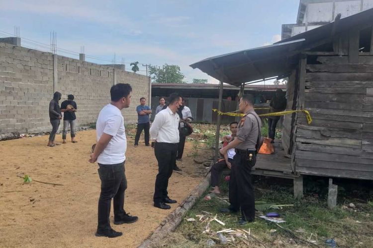 Petugas kepolisian saat melakukan olah TKP pada kasus bapak mutilasi anaknya di Kelurahan Tembilahan Barat, Kecamatan Tembilahan Hulu, Kabupaten Indragiri Hilir, Riau, Senin (13/6/2022).