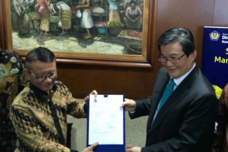  Pendiri Barito Pacific Prajogo Pangestu (kanan) bersama Dirjen Pajak Ken Dwijugiasteadi di Kantor Pusat Ditjen Pajak di Jakarta, Kamis (29/9/2016) 