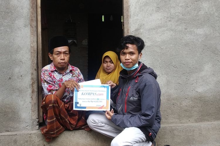 Momen serah terima donasi kepada Sahnan guru ngaji disabilitas di Lombok Tengah, sapat bantuan dari pembaca Kompas.com