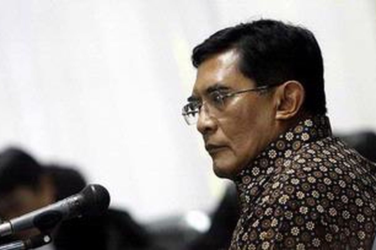 Mantan Dirut PLN, Eddie Widiono Suwondo, mendengarkan pembacaan tuntutan Jaksa Penuntut Umum KPK pada sidang Pengadilan Tipikor Jakarta Selatan, Rabu (7/12/2011).