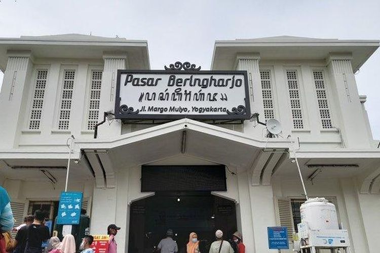 Suasana tampilan baru Fasad Pasar Beringharjo Yogyakarta, Senin (23/5/2022) siang. Wisatawan dapat berburu kuliner lezat di Pasar Beringharjo, salah satunya sate kere.
