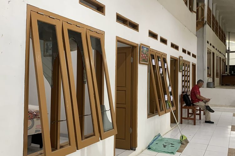 Nampak halaman tengah Villa yang dipakai Retret pelajar umat kristiani di Kampung Tangkil Rt4 Rw1, Desa Tangkil, Kecamatan Cidahu, Kabupaten Sukabumi, Jawa Barat.