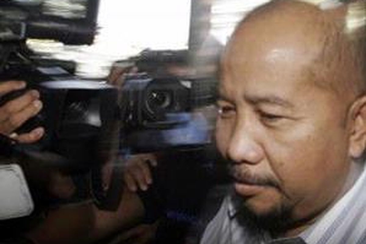 Bulyan Royan, anggota DPR dari Fraksi Bintang Reformasi turun dari mobil tahanan KPK, di Gedung KPK, Selasa (7/7).