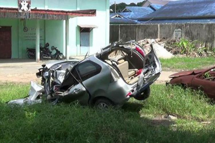 Minibus dalam kondisi ringsek menyebabkan dua korban tewas diamankan di Satlantas Polres Pangkal Pinang, Kepulauan Bangka Belitung.