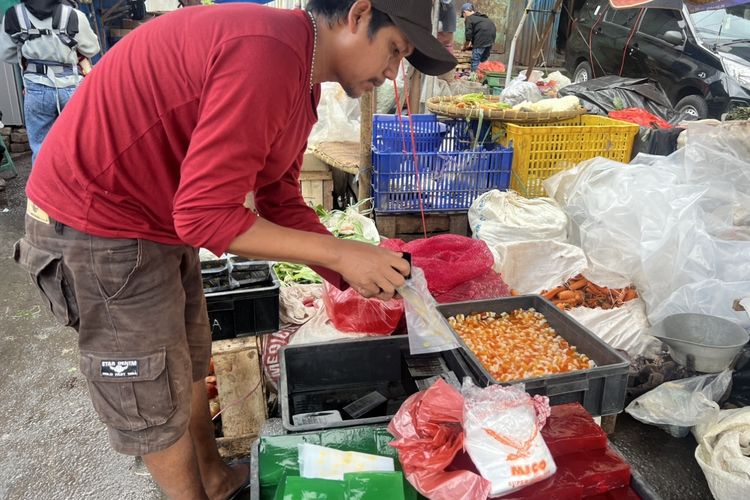 Ahmad (32) penjual kolang-kaling dan cincau di Pasar Anyar Bogor laris manis diserbu pembeli.
