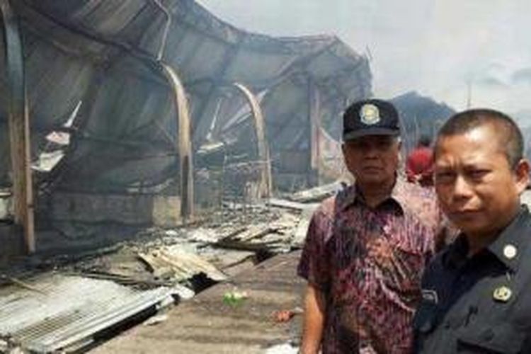 Wakil Wali Kota Bandung Ayi Vivananda meninjau lokasi kebakaran di Pasar Gedebagar, Bandung, Jumat (16/9/2011). Kepada pengelola pasar, dia minta supaya para pedagang korban kebakaran segera direlokasi.