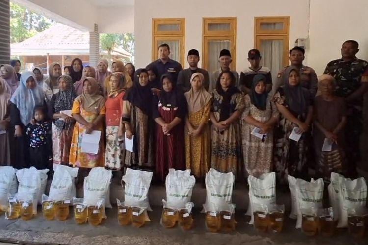 Beras Banpang Bulog Diganti, Warga di Bangkalan Semringah Dapat Bantuan Saat Sembako Naik