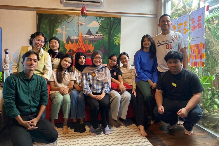 Peserta dan fasilitator Insightika Lab usai sesi diskusi mengenai peran data dan empati dalam kerja media.