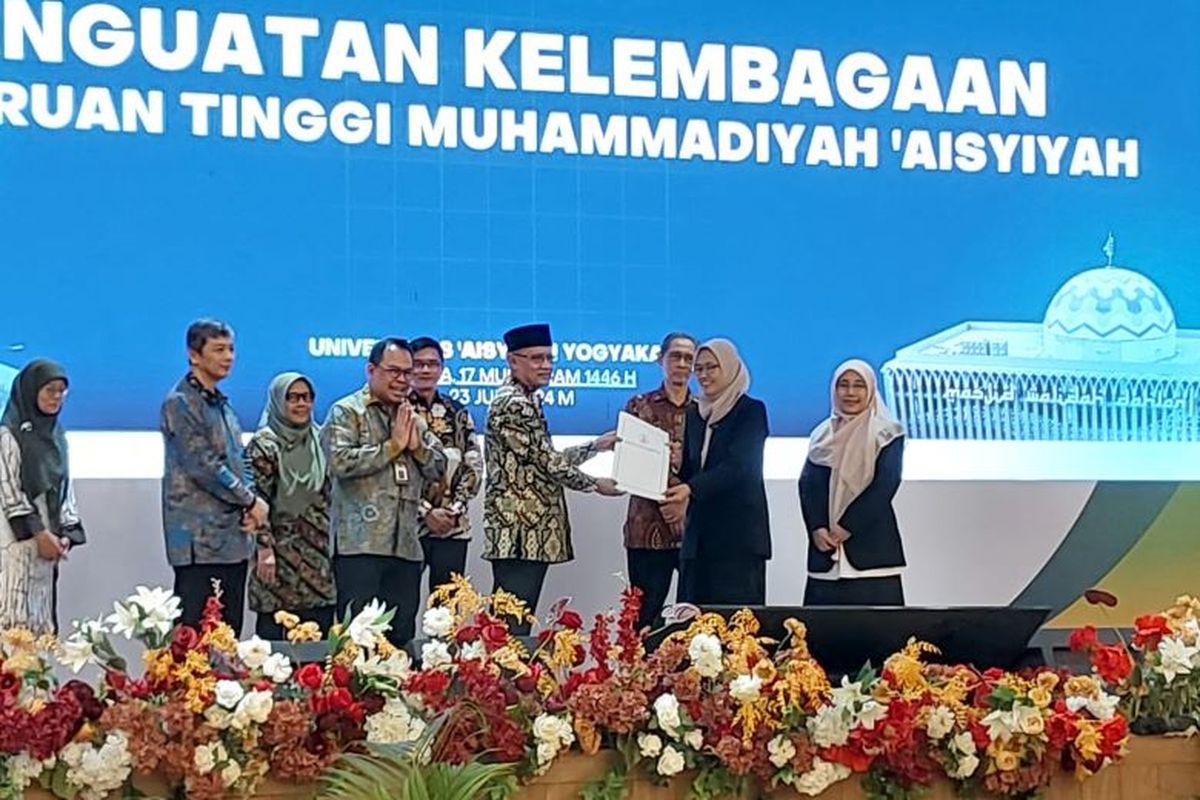 Ketua Umum Pimpinan Pusat Muhammadiyah, Haedar Nashir saat menyerahkan SK dari Kemendikbud Ristek kepada Rektor Universitas Aisyiyah (Unisa) Yogyakarta Dr Warsiti, SKp, MKep, SpMAT . Sebelumnya, SK tersebut diserahkan Plt Direktur Kelembagaan Direktorat Jenderal Pendidikan Tinggi, Riset dan Teknologi, Kemendikbud Ristek RI Bhimo Widyo Andoko kepada Ketum PP Muhammadiyah Haedar Nashir.