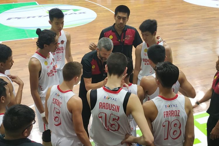 Tim nasional bola basket U-18 Indonesia yang tergabung dalam tim Kalila Indonesia Warriors sedang mendengarkan instruksi pelatih pada laga ekshibisi seri ke-6 IBL Pertamax 2018-2019 melawan Satya Wacana Salatiga, di GOR Pacific, Surabaya, Jawa Timur, Sabtu (2/2/2019).