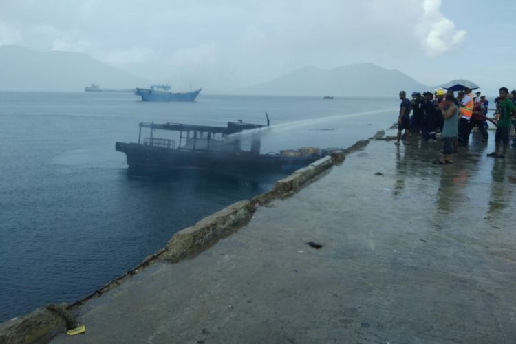 Kapal Kargo Kamarul Huda GT 7 yang memuat BBM di pelabuhan Selat Lampa Kabupaten Natuna, Kepulauan Riau (Kepri) terbakar, Selasa (23/10/2018) siang tadi.