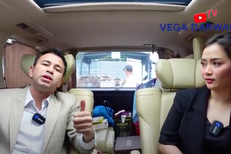 Raffi Ahmad berbincang dengan Vega Darwanti