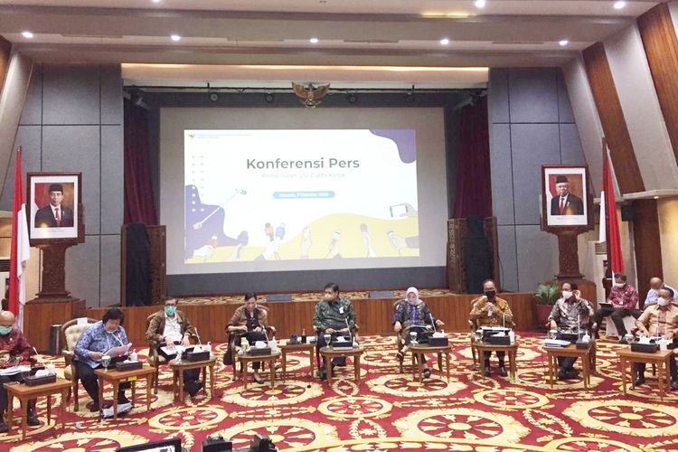 Jajaran menteri melakukan konferensi pers terkait pasal-pasal kontroversial dalam UU Cipta Kerja di Kementerian Koordinator Bidang Perekonomian, Rabu (7/10/2020). 
