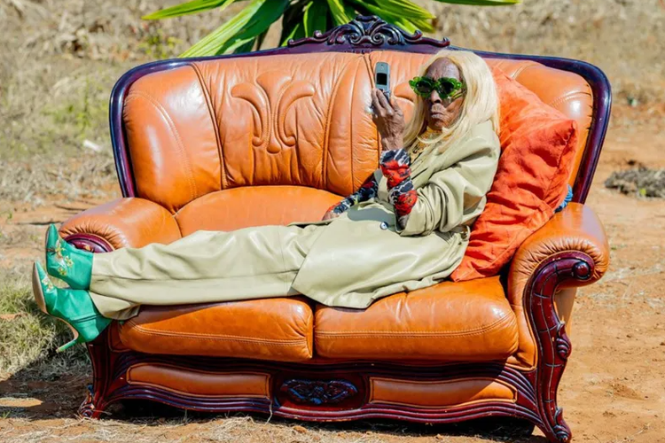 Nenek fashion icon asal Zambia, Margret Chola.