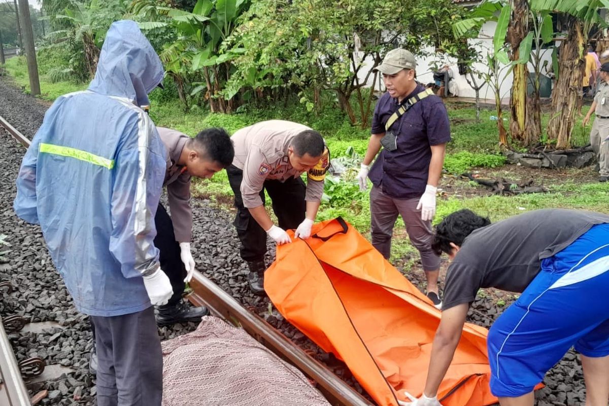 Jasad bocah inisial F (9) saat dievakuasi usai terserempet KRL jurusan Parung Panjang-Tigaraksa pada Senin (26/12/2022) di rel kereta Kampung Lebak Panas, Daru, Jambe, Kabupaten Tangerang, Banten. 