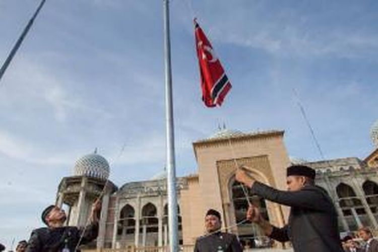 Pengibaran bendera bulan bintang di halaman Masjid Islamic Center Lhokseumawe, Sabtu (15/8/2015).