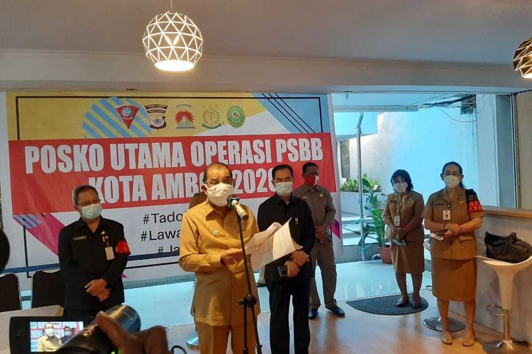 Wali Kota Ambon, Richard Louhenapessy didampingi Wakil Wali Kota AMbon Syarif Hadler dan Sekretaris Kota Anthony Gustav Latuheru saat memberikan keterangan kepada wartawan di Kantor Wali Kota AMbon, Senin sore (24/8/2020)