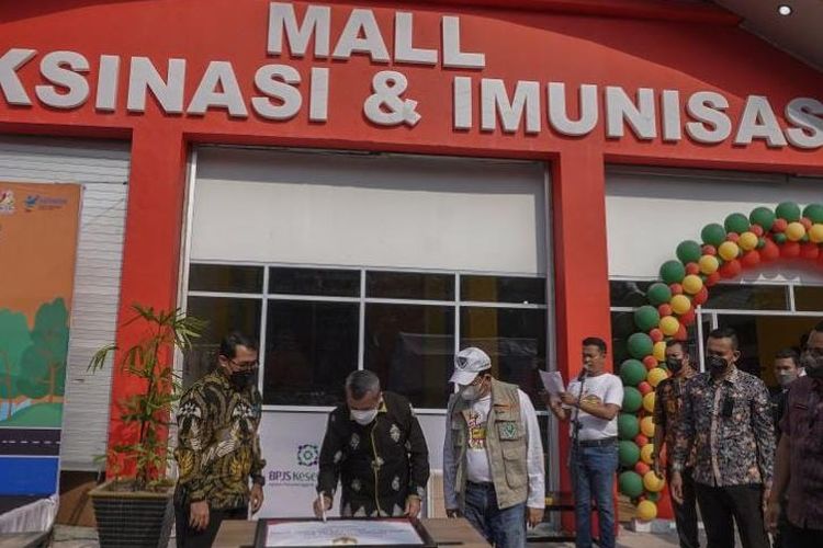 Gubernur Riau (Gubri) Syamsuar meresmikan Mall Vaksinasi Covid-19 dan Imunisasi rutin pertama di Indonesia yang berlokasi di Gedung Arsip Dinas Kesehatan (Dinkes) Riau, Jalan Melur Pekanbaru, Kamis (11/8/2022). 