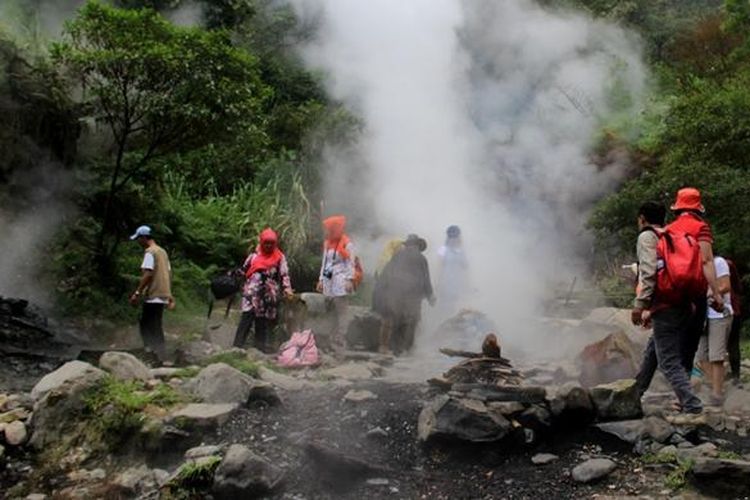 Wisatawan berkumpul di Kawah Hujan yang termasuk di area Taman Wisata Alam Kawah Kamojang, Desa Laksana, Kecamatan Ibun, Kabupaten Bandung, Jawa Barat, Jumat (30/9/2016). Di Kawah Hujan, wisatawan bisa menikmati pancaran uap layaknya sauna.