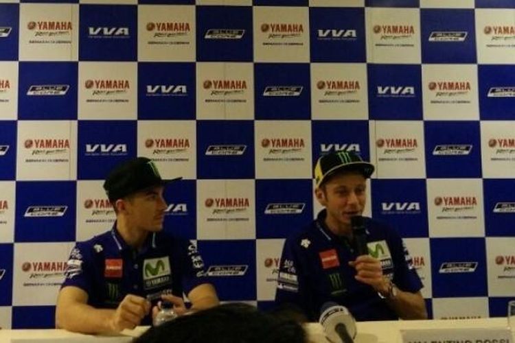 Pebalap Movistar Yamaha, Valentino Rossi (kanan), menjawab pertanyaan media pada konferensi pers di Kuningan, Jakarta, Minggu (22/1/2017).
