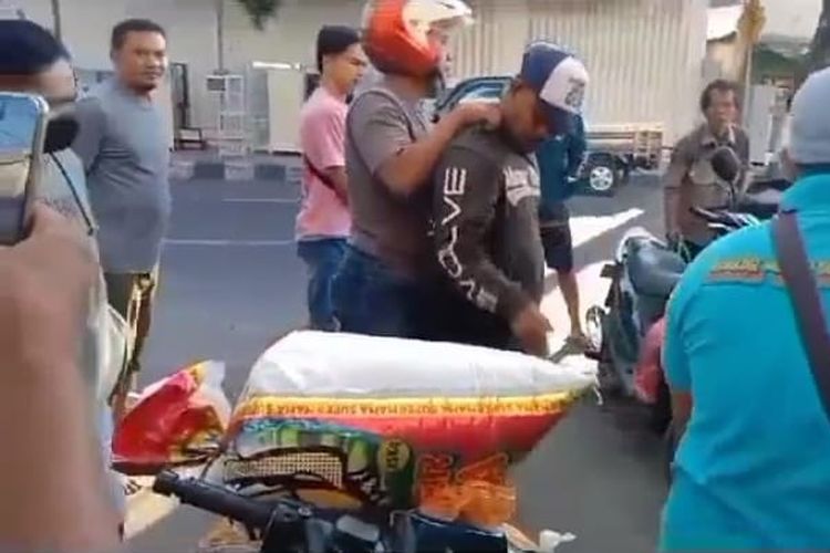 Tangkapan layar video ketika terduga pelaku pencurian diamankan oleh warga di Pasar Panji, Kecamatan Panji, Kabupaten Situbondo, Provinsi Jawa Timur pada Senin (31/7/2023)