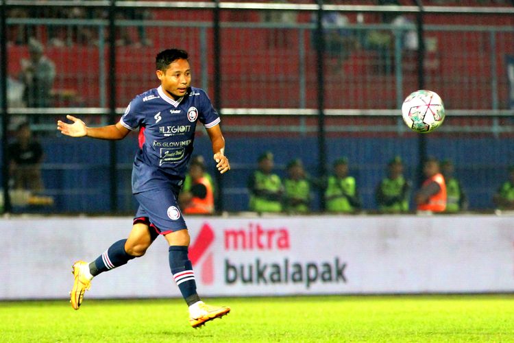 Pemain Arema FC Evan Dimas mengejar bola saat pertandingan pekan 2 Liga 1 2022-2023 melawan PSIS Semarang yang berakhir dengan skor 2-1 di Stadion Kanjuruhan Kepanjen, Kabupaten Malang, Sabtu (30/7/2022) malam.