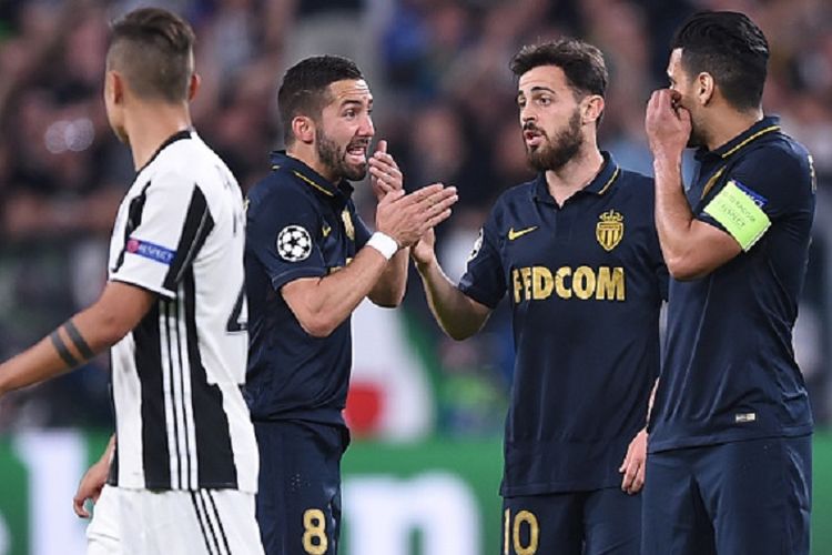 Pemain AS Monaco, Bernardo Silva, Joao Moutinho, dan Radamel Falcao, tampak bediskusi pada sela-sela pertandingan kontra Juventus di Juventus Stadium, Selasa (9/5/2017). 