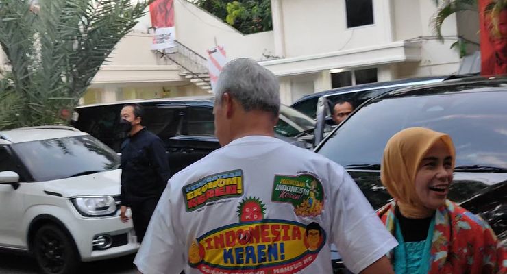Pakai Kaos Bertuliskan "Indonesia Keren", Ganjar Dampingi Mahfud Debat Cawapres