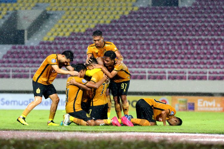 Pemain Bhayangkara FC selebrasi seusai menjebol gawang Arema FC saat pertandingan pekan ke-17 Liga 1 2022-2023 di Stadion Manahan Solo, Jumat (23/12/2022) malam. Terkini, Bhayangkara FC menang 3-2 atas Persikabo 1973 pada laga pekan ke-23 Liga 1, Selasa (7/2/2023).